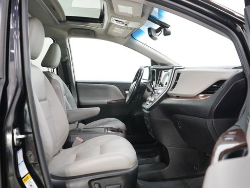 Used 2017 Toyota Sienna Limited Premium w/ Protection Package AWD/4WD image 12