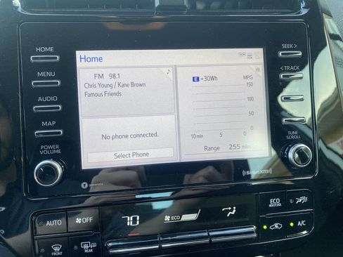 Used 2022 Toyota Prius LE image 27