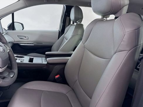 Used 2025 Toyota Sienna XLE FWD image 35