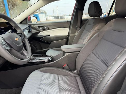 Used 2025 Chevrolet Trax LT image 24