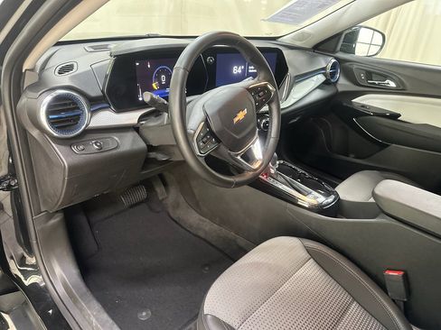 Certified 2025 Chevrolet Trax LT w/ LT Convenience Package image 28