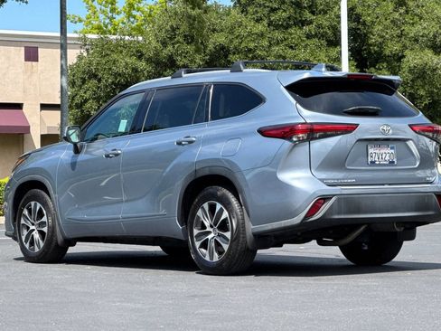 Used 2022 Toyota Highlander XLE FWD image 5