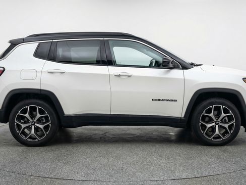 Used 2025 Jeep Compass Limited image 11