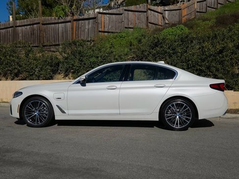 Used 2023 BMW 530e w/ Premium Package image 28