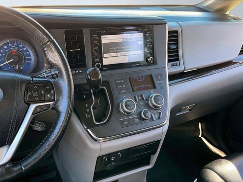 Used 2019 Toyota Sienna XLE image 6