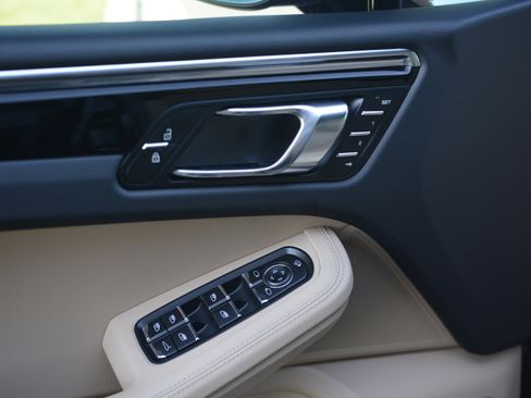 Certified 2025 Porsche Macan AWD/4WD image 14