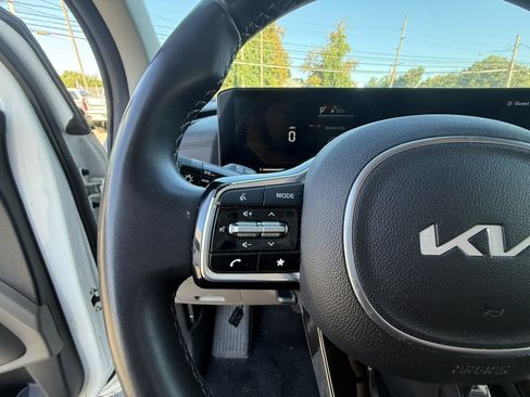 Used 2025 Kia Carnival FWD image 20