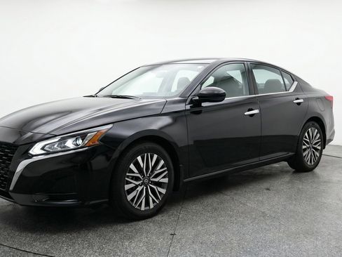 Used 2025 Nissan Altima 2.5 SV FWD image 3