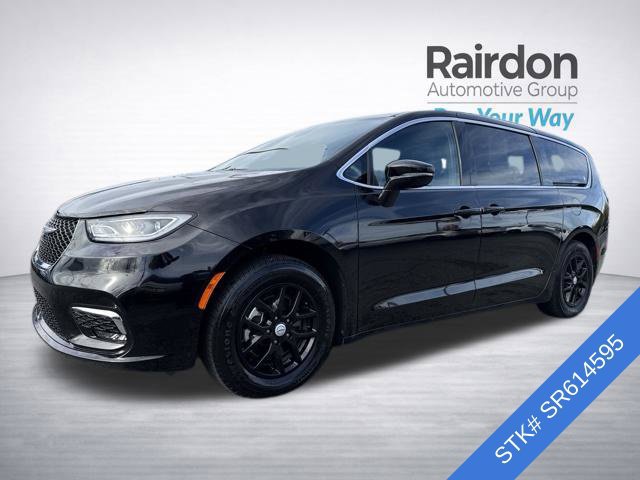 Used 2025 Chrysler Pacifica Select FWD image 3