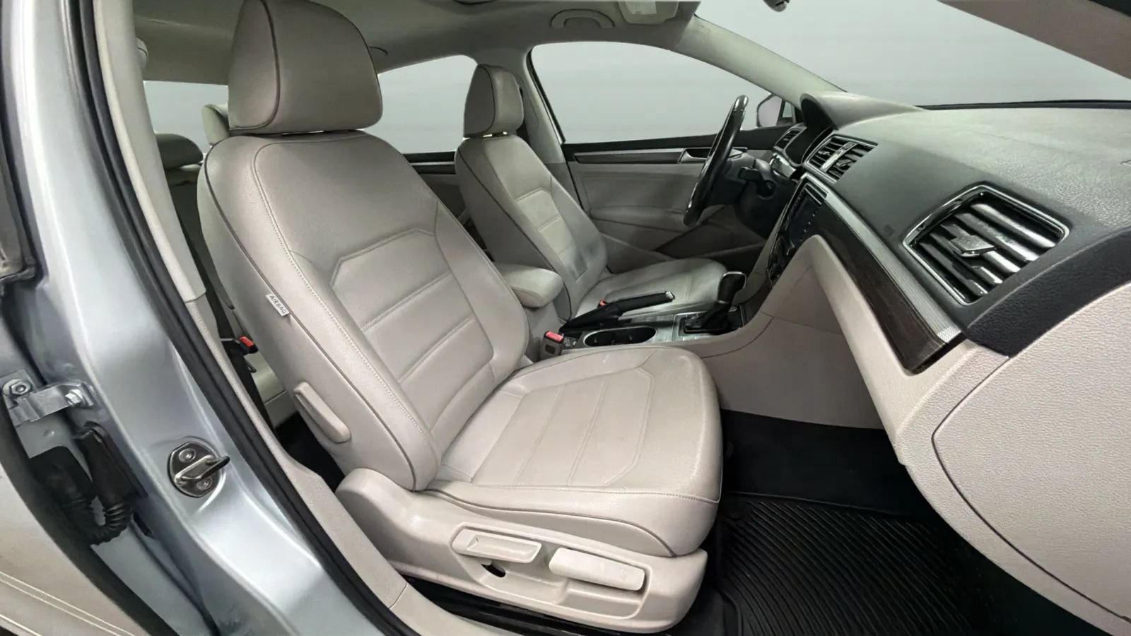 Used 2017 Volkswagen Passat 1.8T SE FWD image 20
