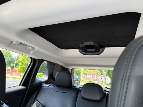 Used 2016 Jeep Renegade Latitude AWD/4WD image 25
