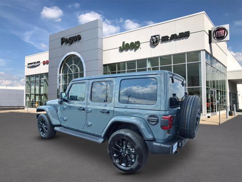 Used 2025 Jeep Wrangler Unlimited Sahara AWD/4WD image 3