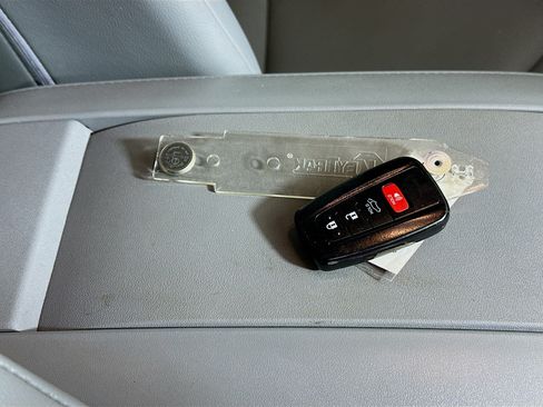 Used 2023 Toyota Highlander XLE FWD image 33