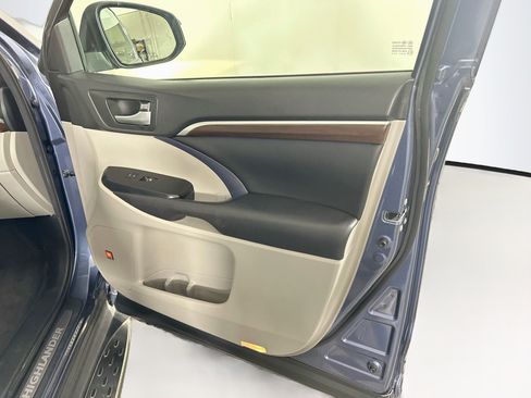 Used 2016 Toyota Highlander Limited Platinum FWD image 35