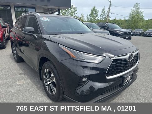 Used 2025 Toyota Highlander XLE AWD/4WD image 10