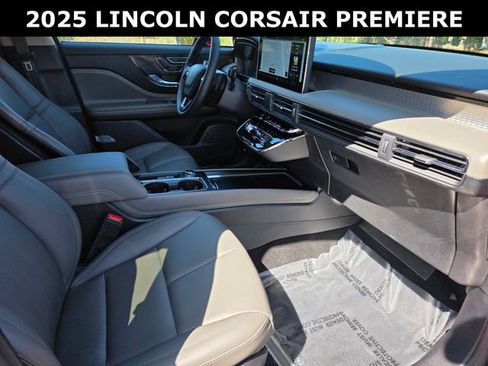 Used 2025 Lincoln Corsair Premiere image 9