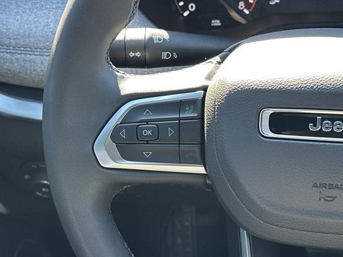 Used 2025 Jeep Compass Latitude image 24