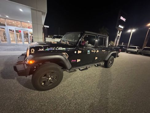 Used 2020 Jeep Gladiator Sport w/ Quick Order Package 24S image 3