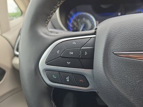 Used 2024 Chrysler Pacifica Touring-L FWD image 15