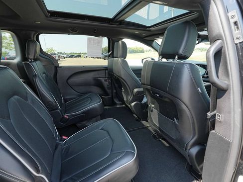 Used 2025 Chrysler Pacifica Limited FWD image 24
