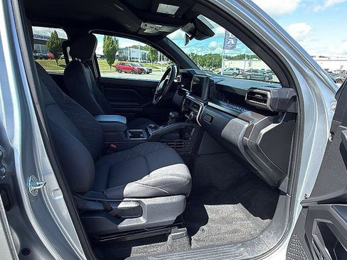 Used 2025 Toyota Tacoma SR5 AWD/4WD image 17