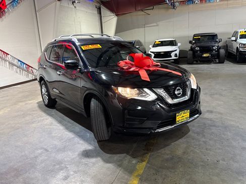 Used 2017 Nissan Rogue SV w/ SV Premium Package AWD/4WD image 2