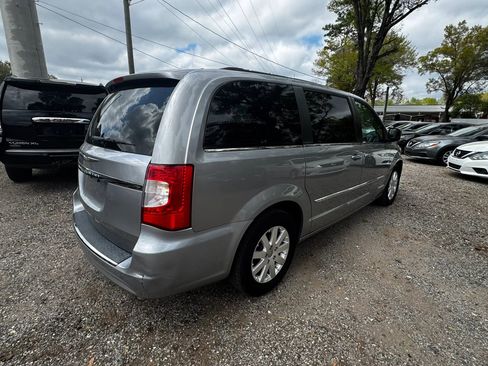Used 2016 Chrysler Town & Country Touring image 8