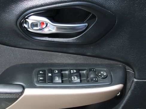 Used 2017 Jeep Cherokee Latitude FWD image 28