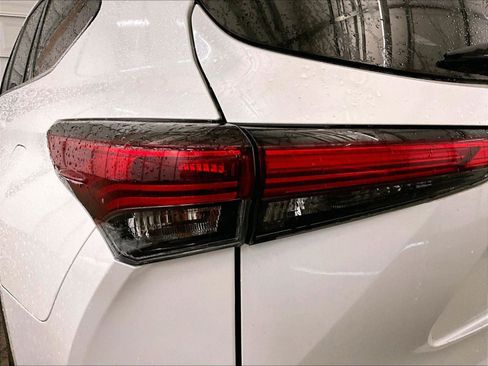Used 2022 Toyota Highlander XLE AWD/4WD image 29