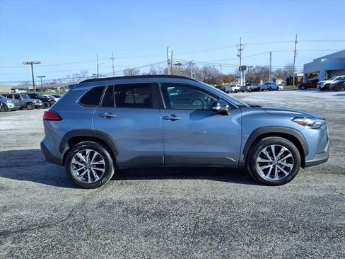 Used 2025 Toyota Corolla Cross XLE image 11