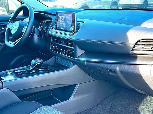Used 2024 Nissan Rogue SV image 22