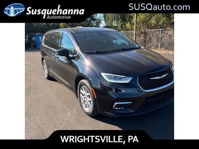 Used 2025 Chrysler Pacifica Select