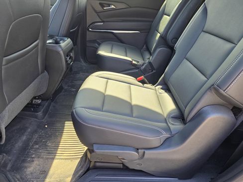 Used 2025 Chevrolet Traverse LT w/ Driver Confidence Package FWD image 12