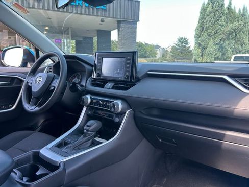 Used 2021 Toyota RAV4 XLE AWD/4WD image 32