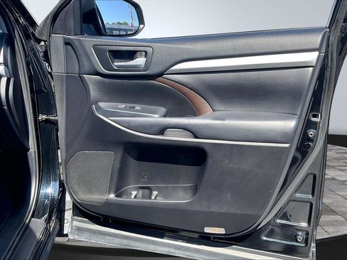 Used 2019 Toyota Highlander XLE image 25