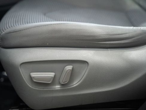 Used 2022 Toyota Highlander LE AWD/4WD image 39
