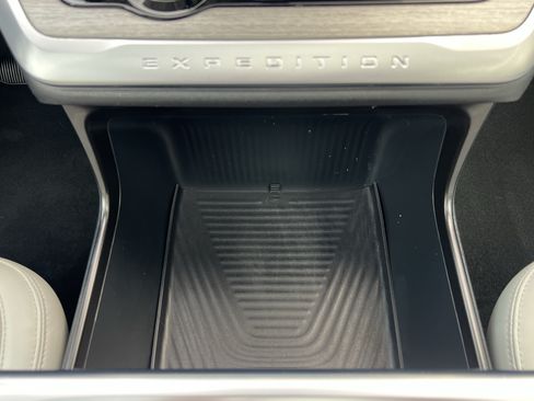 Used 2025 Ford Expedition Platinum AWD/4WD image 35