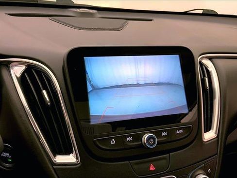 Used 2018 Chevrolet Malibu Premier w/ Premier Sun and Wheel Package image 17