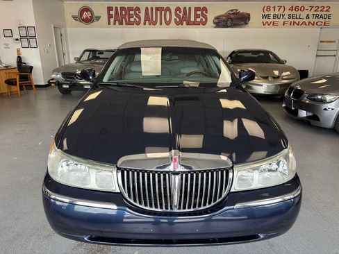 Used 2001 Lincoln Town Car Signature RWD image 1