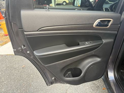 Used 2017 Jeep Grand Cherokee Laredo w/ Quick Order Package 23E image 16