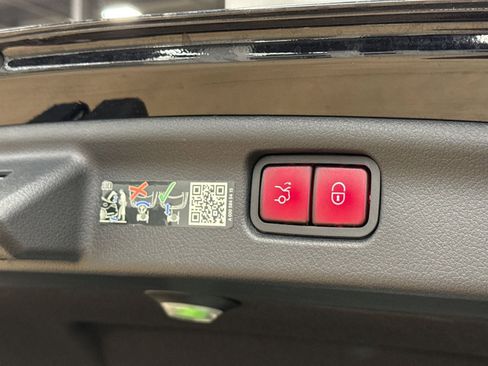Used 2025 Mercedes-Benz C 300 4MATIC Sedan image 29