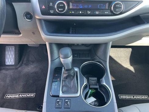 Used 2019 Toyota Highlander XLE FWD image 26
