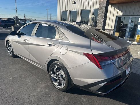 Used 2025 Hyundai Elantra SEL image 9