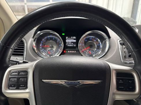 Used 2015 Chrysler Town & Country Touring-L w/ Driver Convenience Group image 11