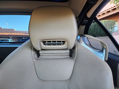 Used 2016 Mercedes-Benz SL 550 w/ Driver Assistance Package image 41