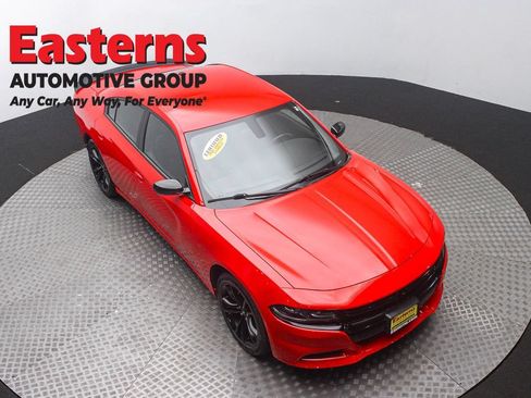 Used 2018 Dodge Charger SXT w/ Blacktop Package RWD image 3
