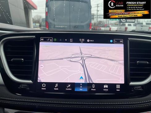 Used 2025 Chrysler Pacifica Limited FWD image 16