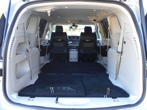 Used 2024 Chrysler Pacifica Touring-L FWD image 17