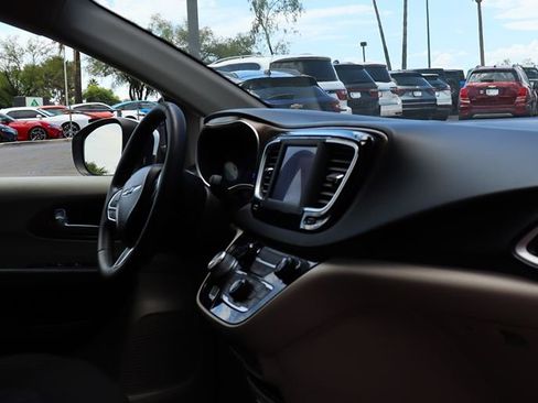 Used 2022 Chrysler Voyager LX FWD image 32