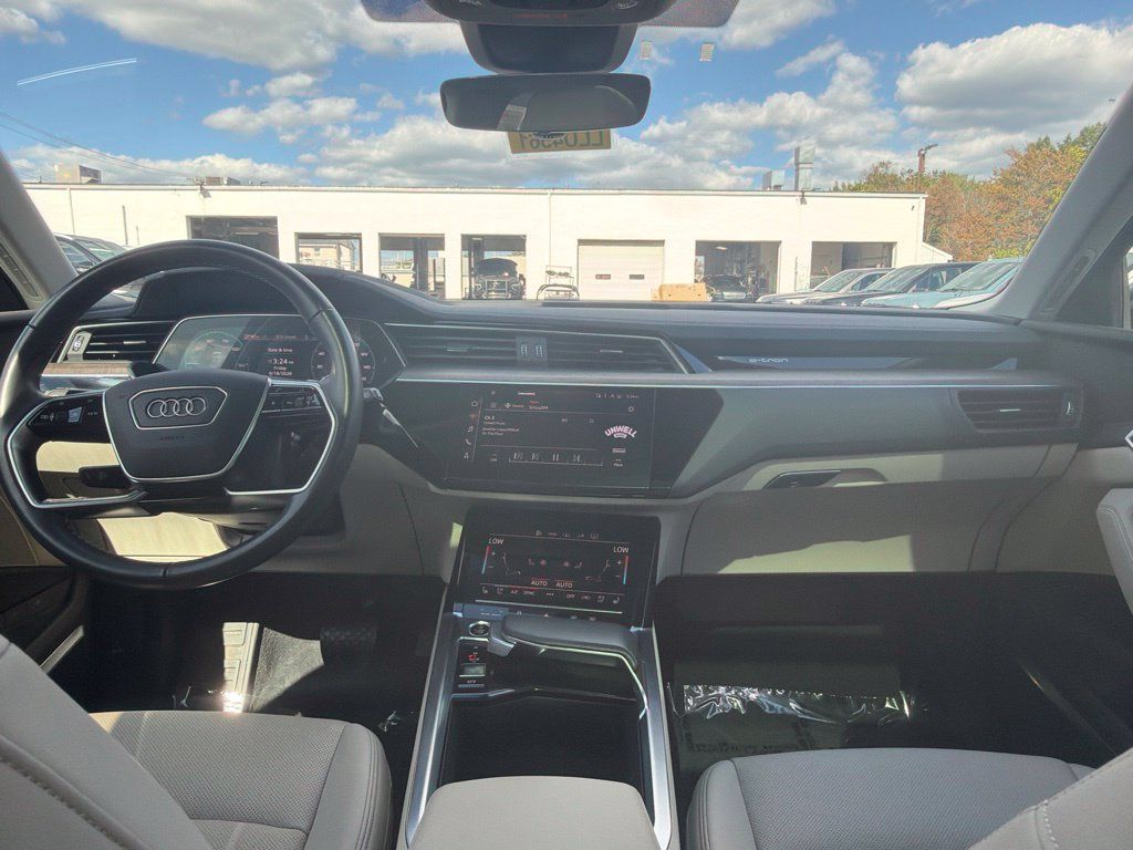 Used 2024 Audi Q8 e-tron Premium Plus w/ Premium Plus Package AWD/4WD image 18